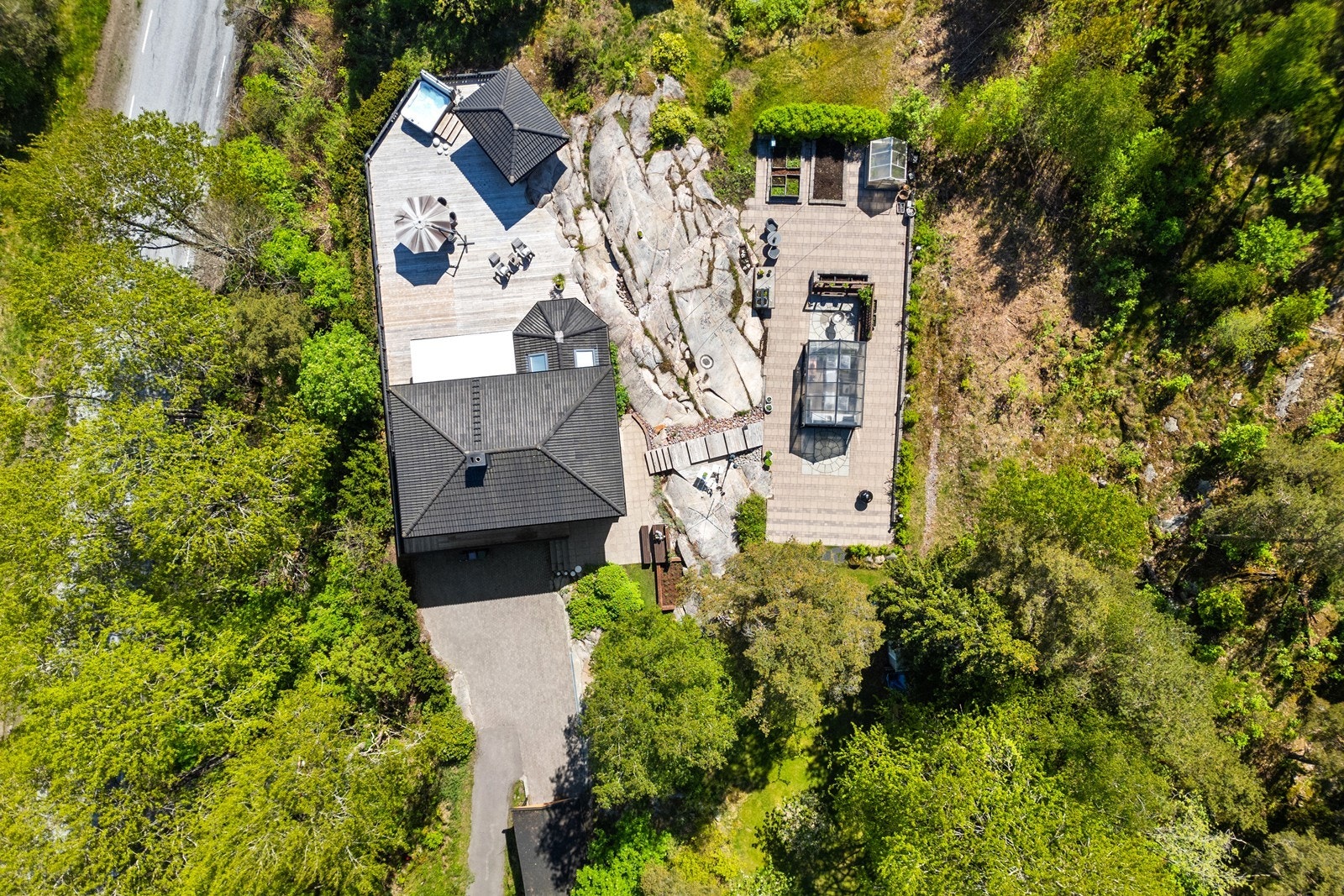 Eiendommen sett ovenfra, som viser plasseringen av boligen og uteområdene. Galleribilde