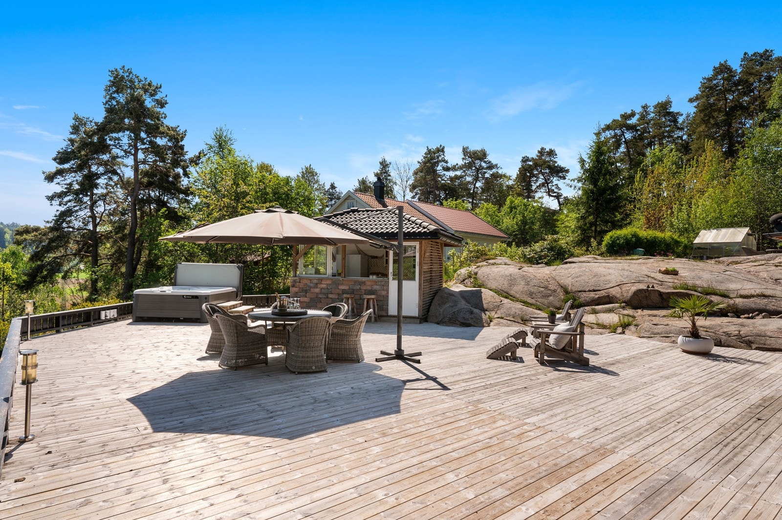 Tomten er skrående med en kombinasjon av belegningsstein og naturtomt. Galleribilde