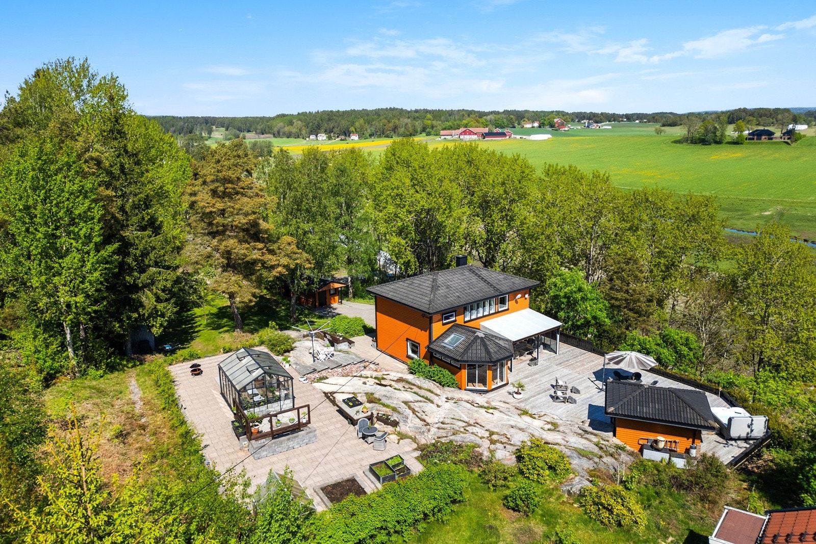 Eiendommen har en fri og dels usjenert beliggenhet. Galleribilde