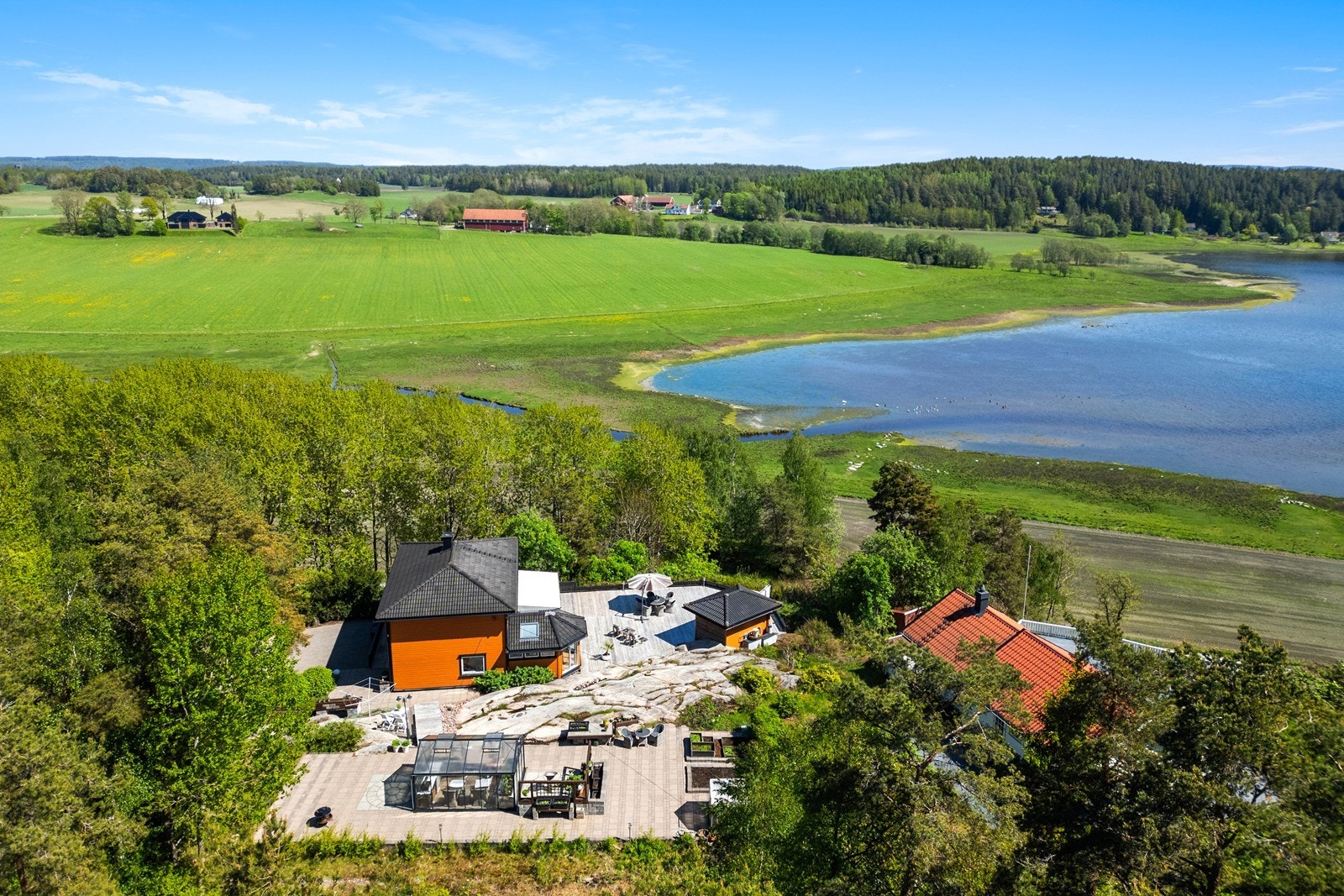 Omgitt av et åpent kulturlandskap og skog. Ullerøyeien ligger tett på boligen, og kan medføre noe trafikkstøy. Galleribilde