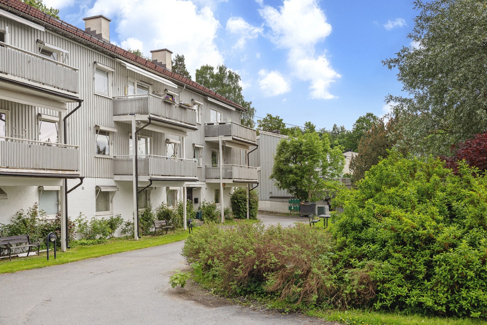 Eiendommen har en attraktiv beliggenhet på Heggeli, i et etablert og barnevennlig villastrøk mellom Vinderen, Majorstuen og Skøyen. Galleribilde