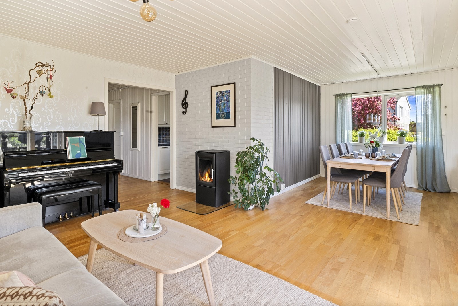 Stuen ble utvidet med et påbygg i 2011 og har god plass til både sofagruppe og spisebord. Galleribilde