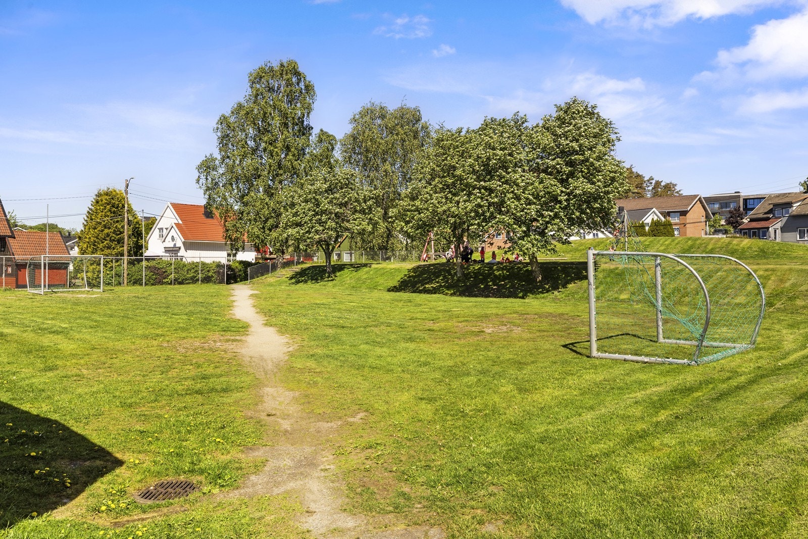 Kort vei til flere lekeplasser, blant annet Valaskjold lekeplass som ligger inn til eiendommen. Galleribilde