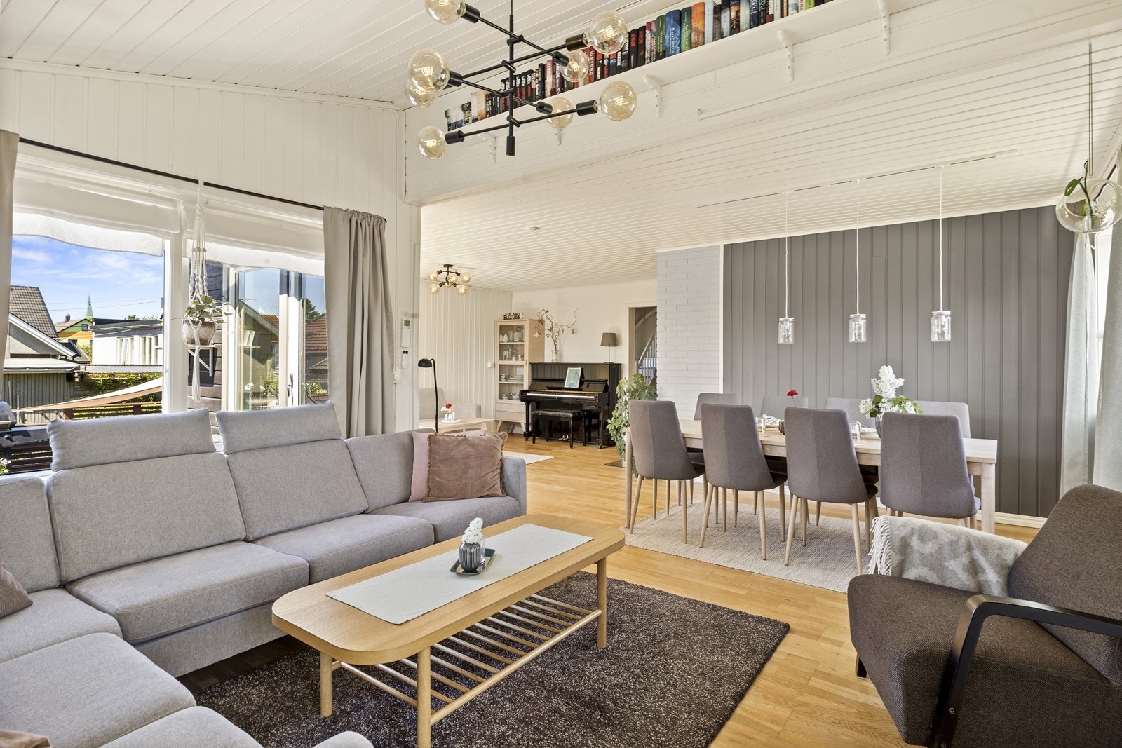Stuen har gjennomgående parkettgulv og store vindusflater som gir rikelig med dagslys. Galleribilde