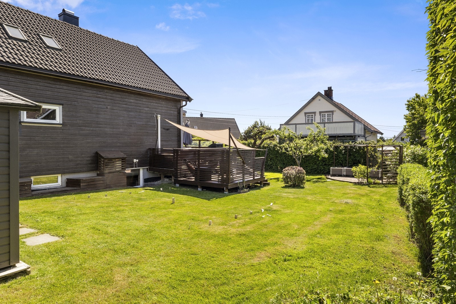 Stor og flat gressplen med gode lekemuligheter for store og små. Galleribilde