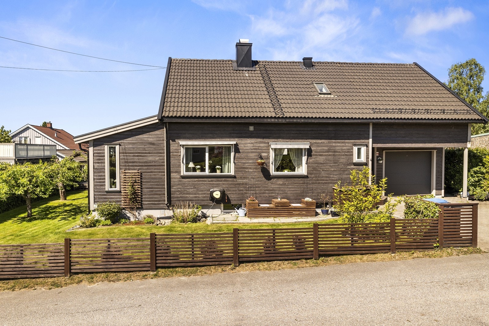 Eiendommen har en integrert garasje med ny, fjernstyrt port fra 2020. Galleribilde
