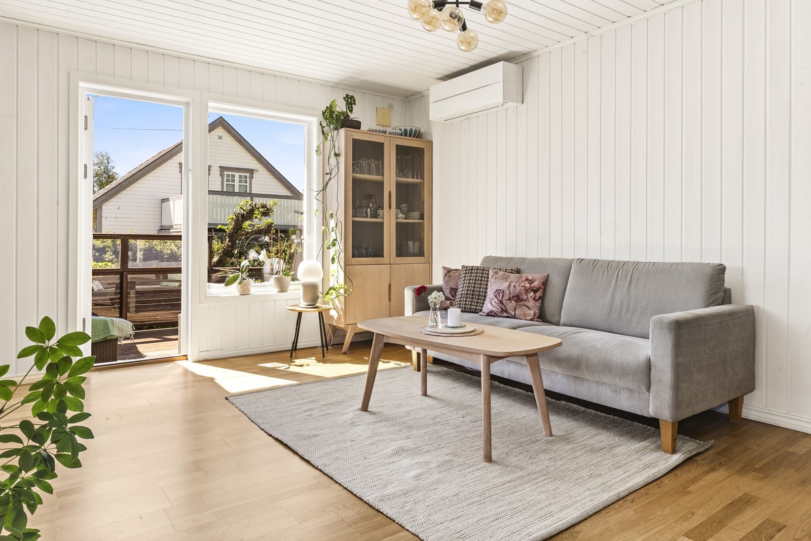Direkte utgang til verandaen visker ut skillet mellom inne- og uterom. Galleribilde