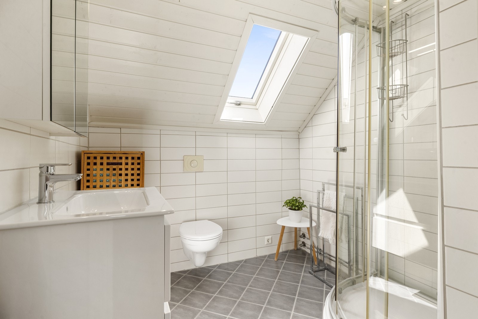 Badet i andre etasje ble etablert i 2011 og har flislagt gulv med varmekabler. Galleribilde