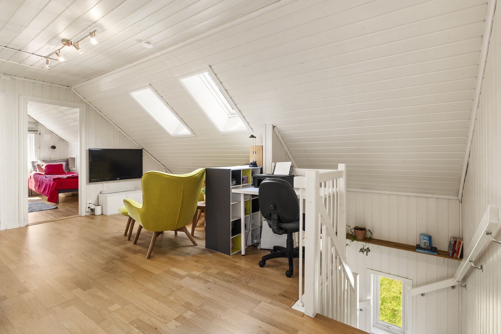 Loftstuen i andre etasje er et fleksibelt rom som kan brukes som kontor, TV-stue eller lekeareal. Galleribilde