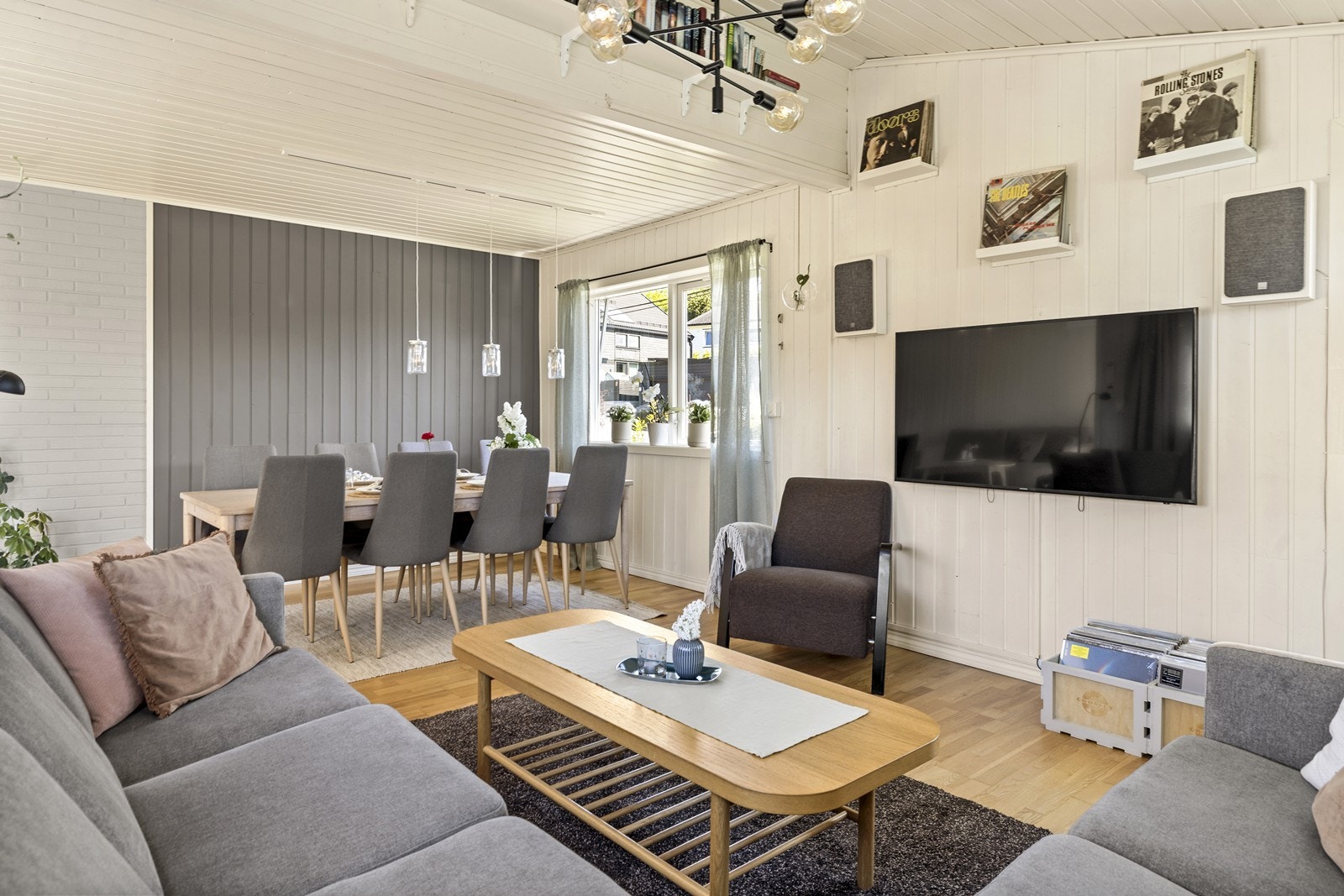 Den romslige stuen gir fleksibilitet for møblering av både TV-krok og sosial sone. Galleribilde
