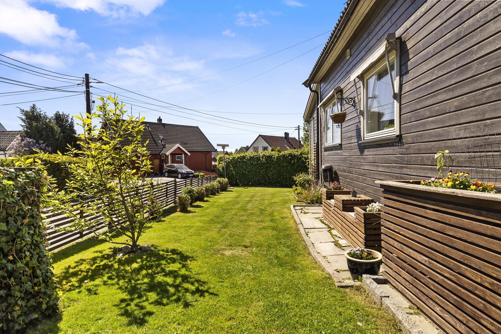 Hagen er pent rammet inn med gjerde og hekk. Galleribilde