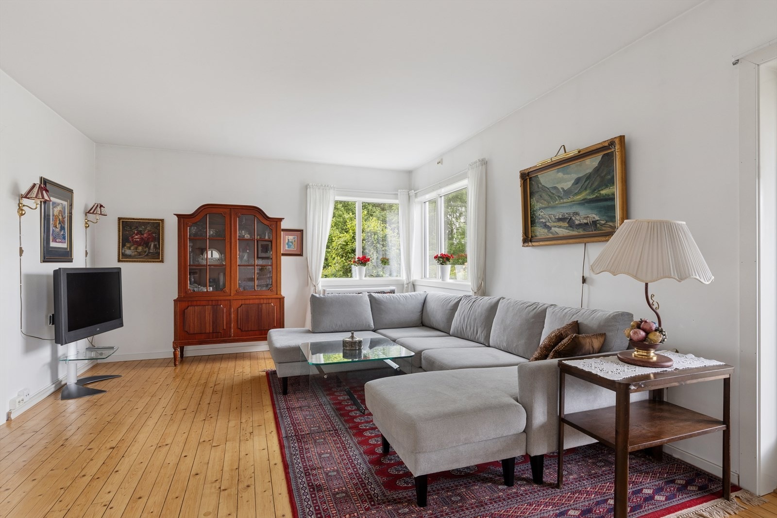 Lys og romslig stue med plass til sofa og tv. Galleribilde
