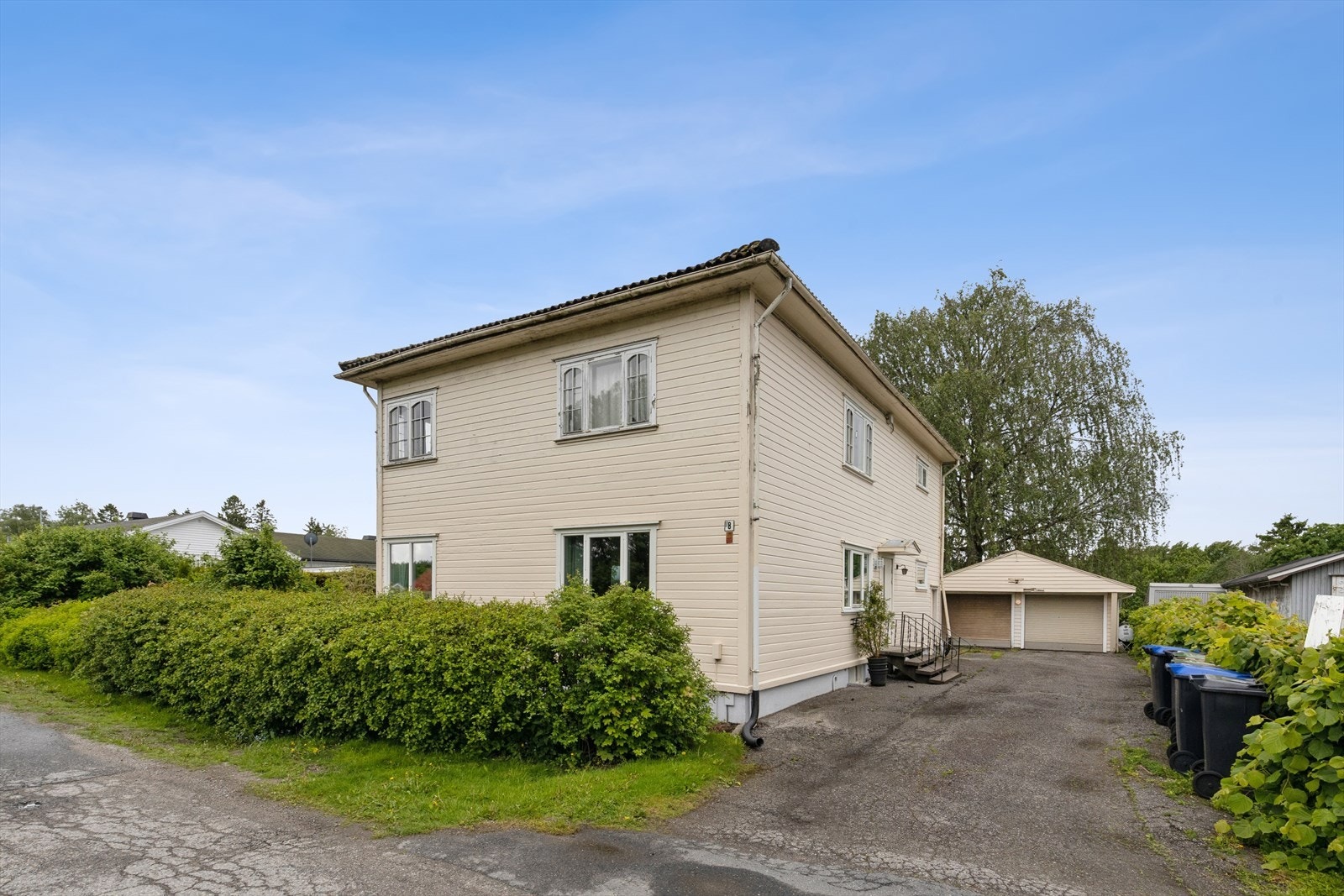 Det følger med en parkeringsplass i halvparten av garasjen. Det er den høyre plassen som følger denne boligen. Galleribilde