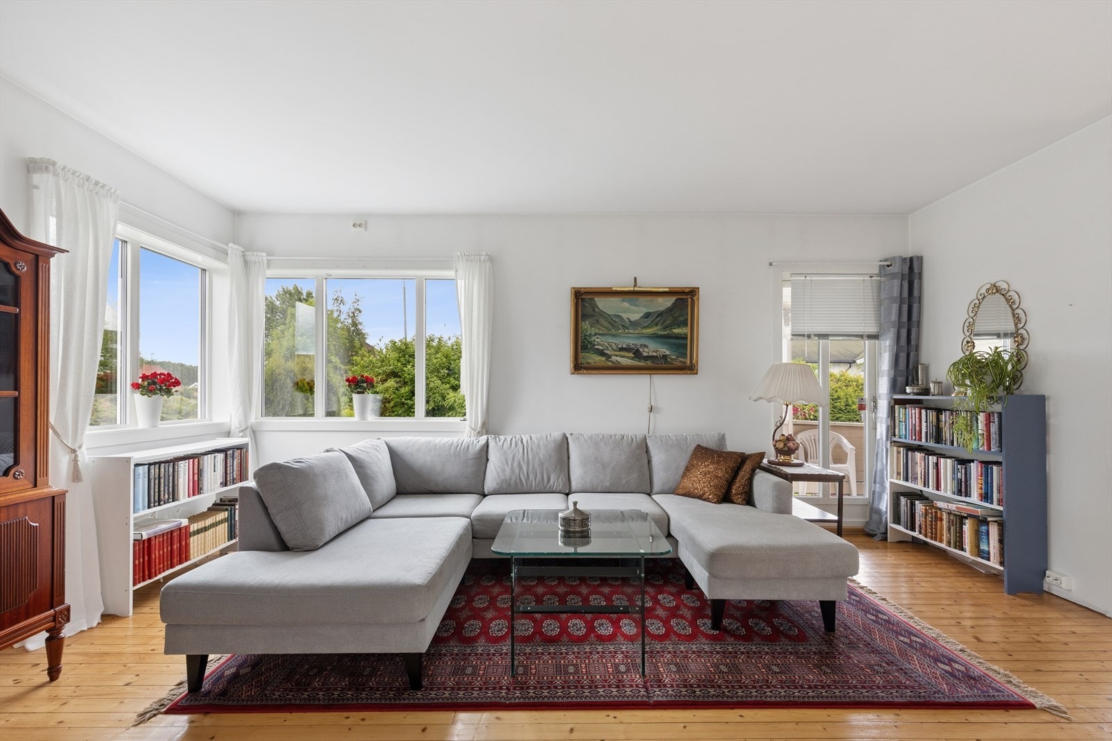Fra stuen er det utgang til balkong med direkte tilgang til hagen. Galleribilde