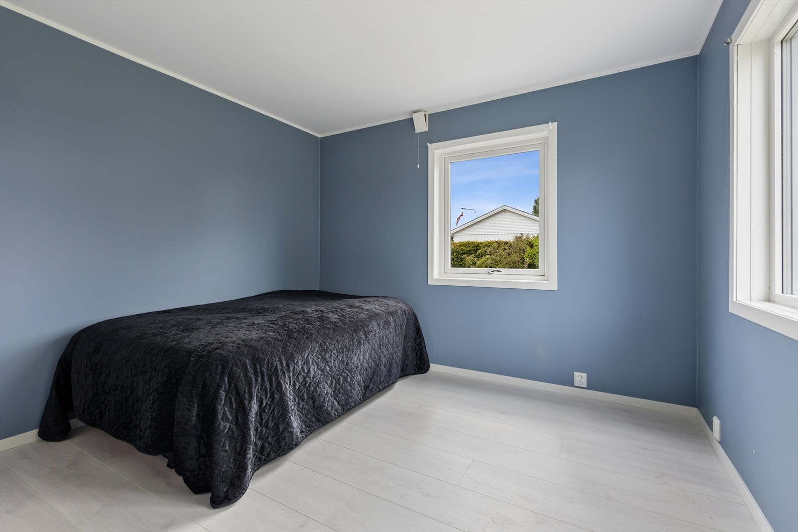 Soverom 2 er malt i moderne farger og har plass til seng og oppbevaring. Galleribilde