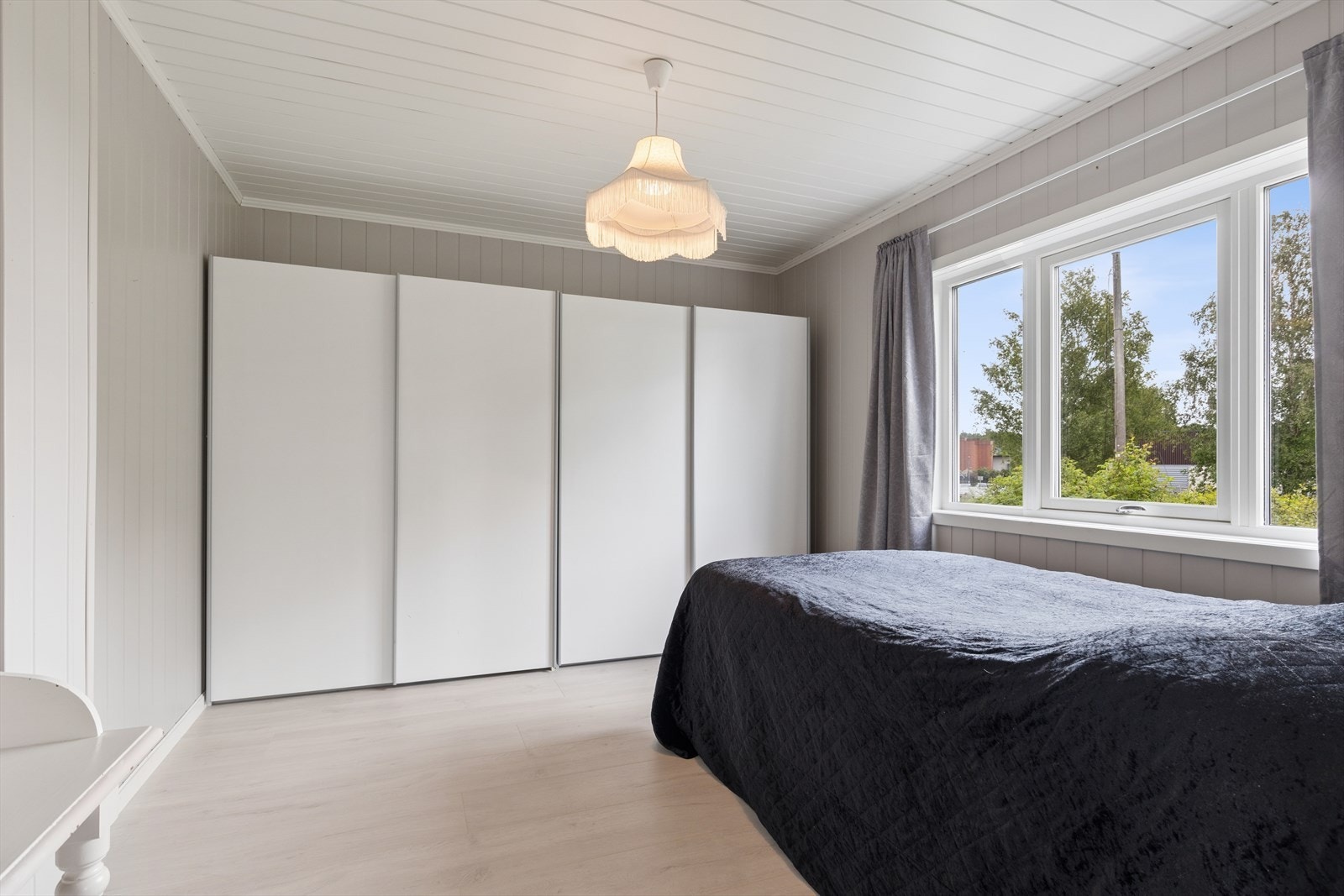 Soverom 1 er malt i lune farger og har god plass til seng og garderobeskap. Galleribilde