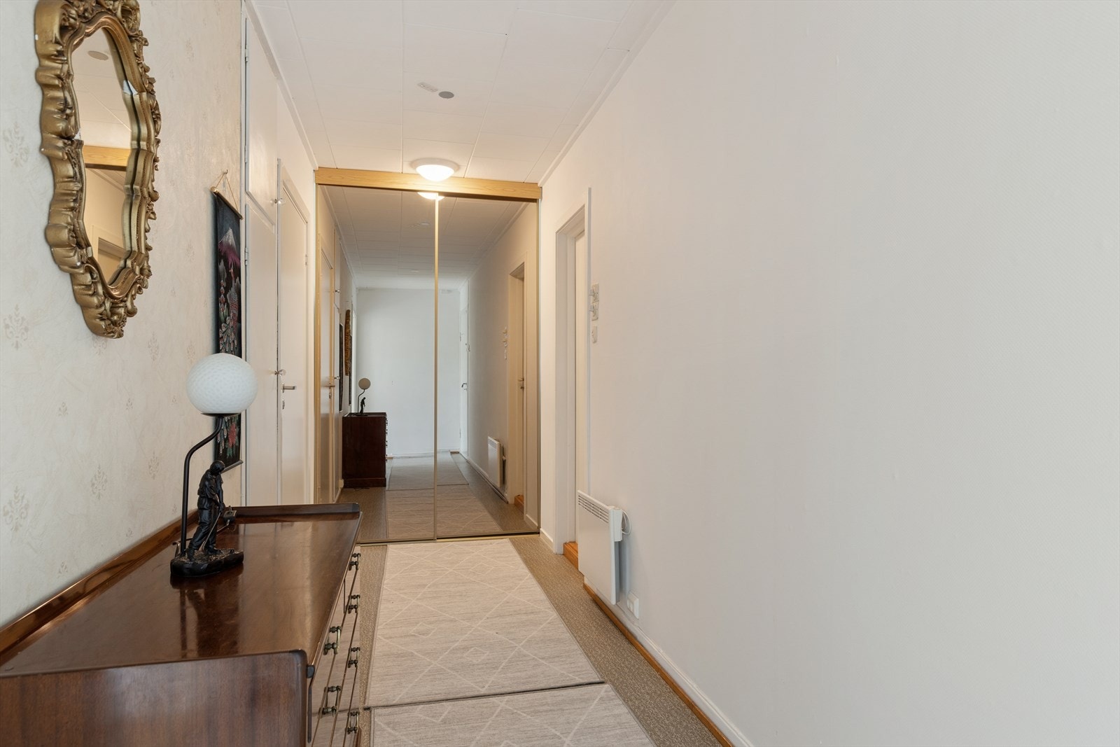 Entré med skyvedørsgarderobe med god plass til sko- og yttertøy. Galleribilde
