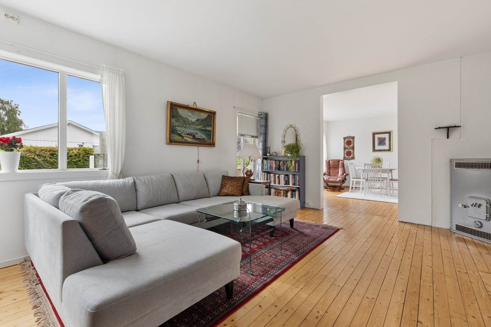 Lys og romslig stue med plass til sofa og tv. Galleribilde