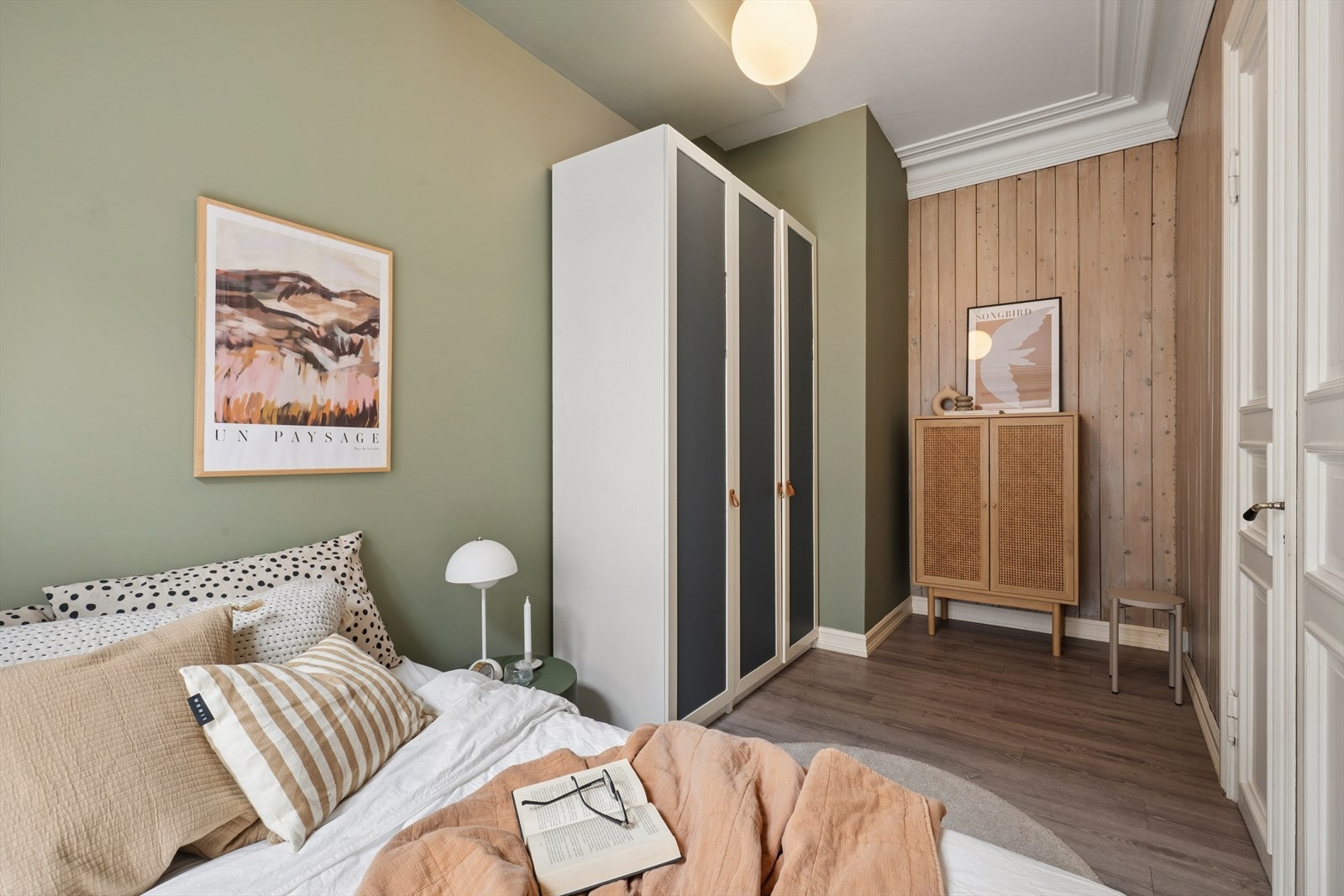 Soverom 1. Her har du god plass til stor seng og garderobeskap. Galleribilde