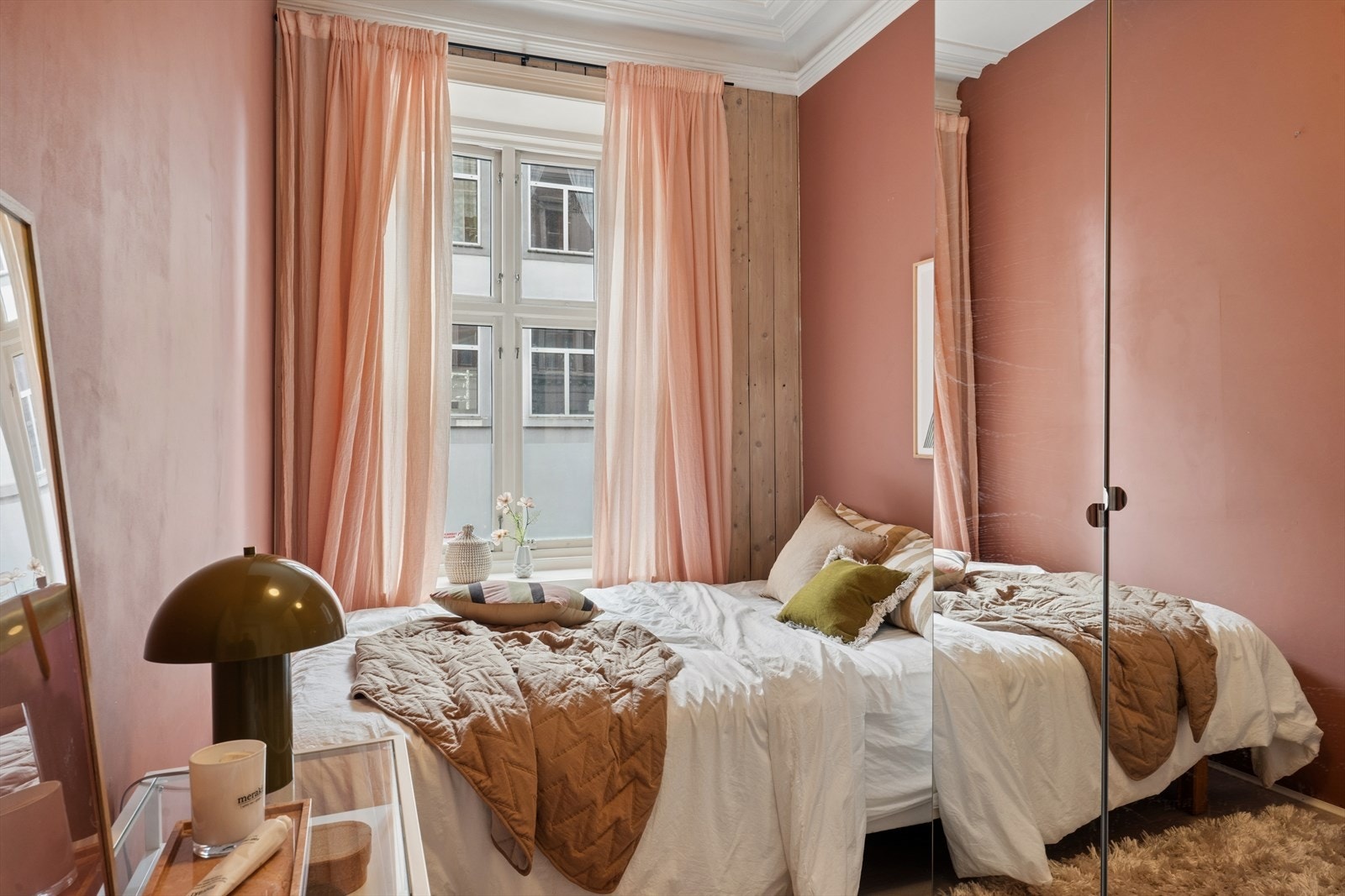 Her er det god plass til både seng og garderobeskap. Galleribilde