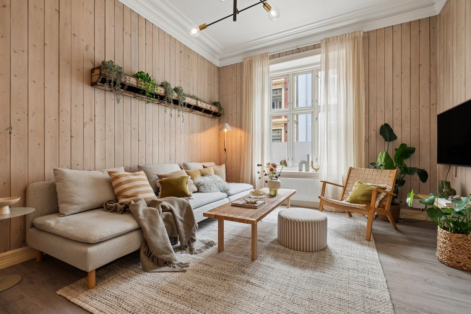 Stuen har god plass til en romslig sofagruppe. Galleribilde