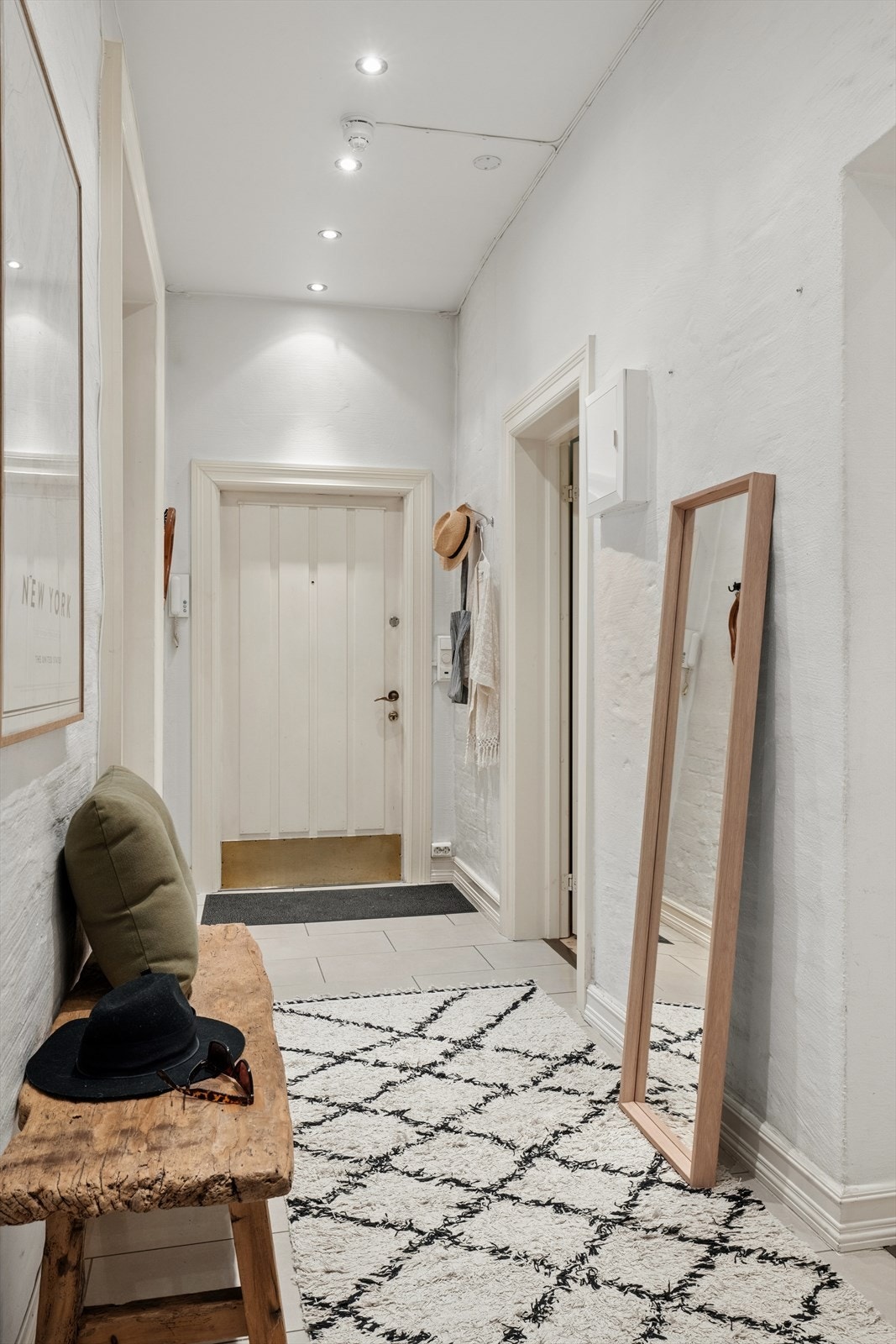 Romslig entré med plass til oppbevaring av yttertøy og sko. Galleribilde