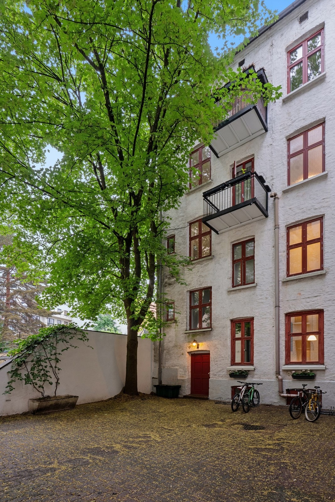 Fra leiligheten er det gangavstand til alt fra Bogstadveiens handlegater til grønne lunger som Slottsparken og Stensparken. For øvrig er dyrehold tillatt såfremt det ikke er til sjenanse for øvrige beboere. Galleribilde