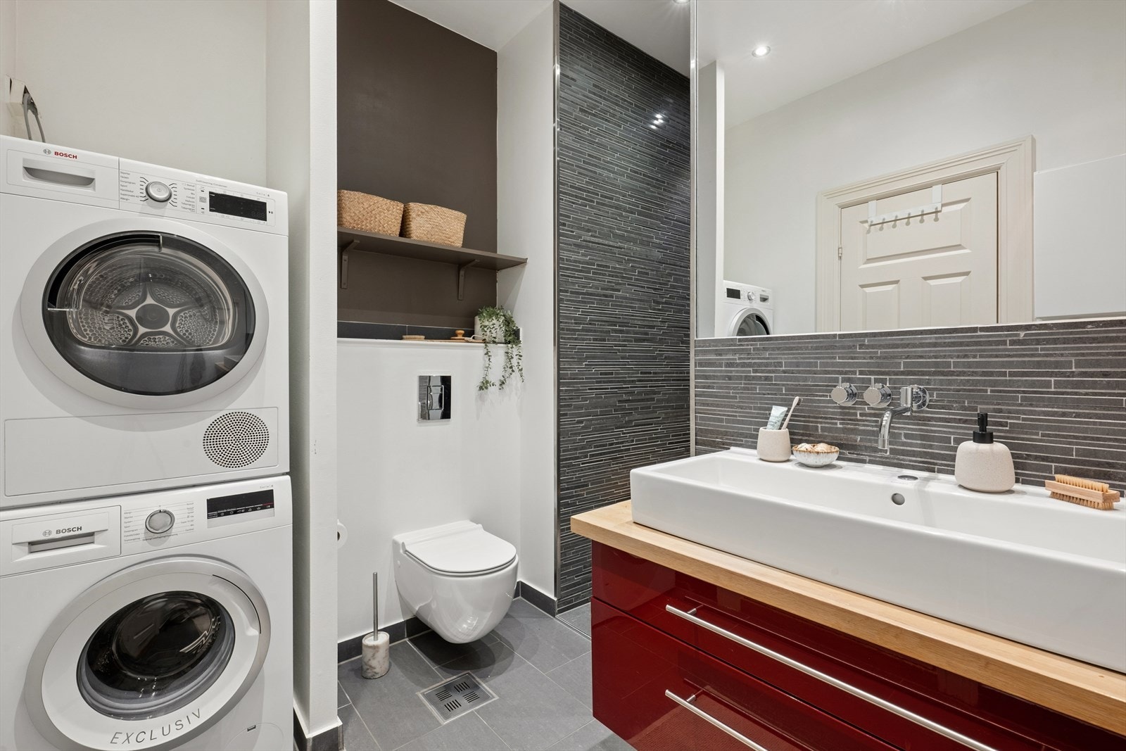 Badet har elektriske varmekabler i gulvet og opplegg for både vaskemaskin og tørketrommel. Galleribilde