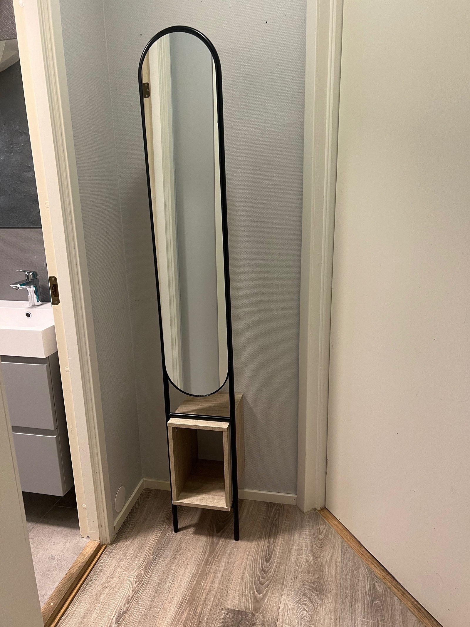 Entré med nytt speil og mulighet for oppheng av jakker. Galleribilde