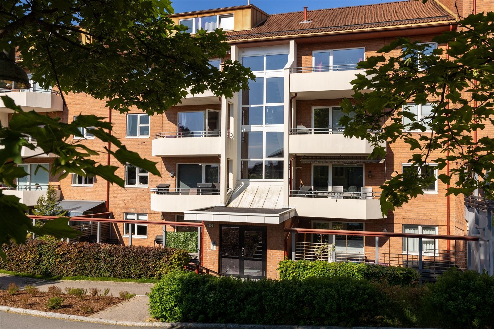 Her vil du bo i et familievennlig og tilbaketrukket område, kort vei unna kollektivtransport, skoler, barnehager og vakre rekreasjonsområder. Galleribilde