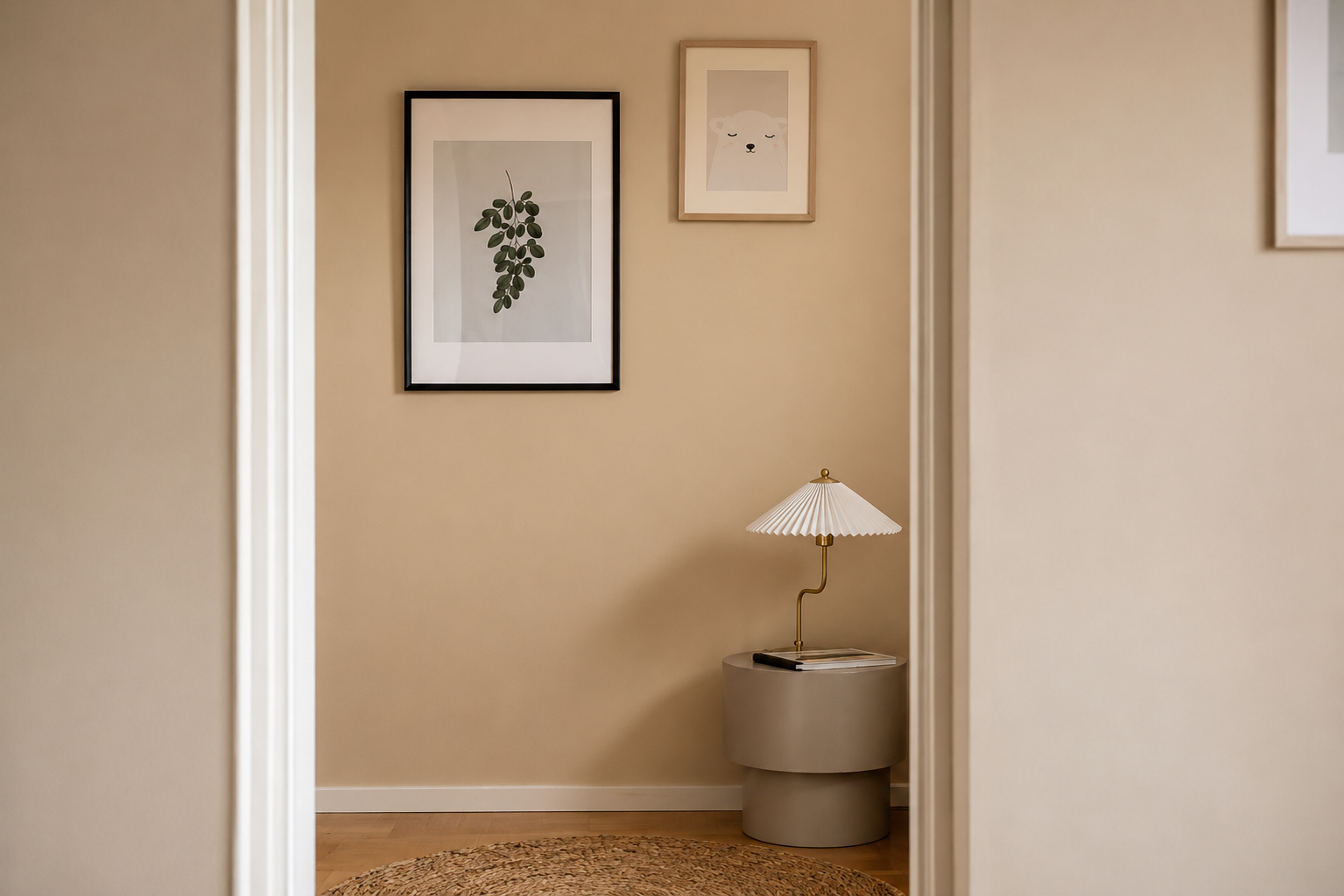 Soverom 2 og 3 er begge av fin størrelse. Bildet er AI redigert da soverommet var malt i en annen farge under foto. Galleribilde
