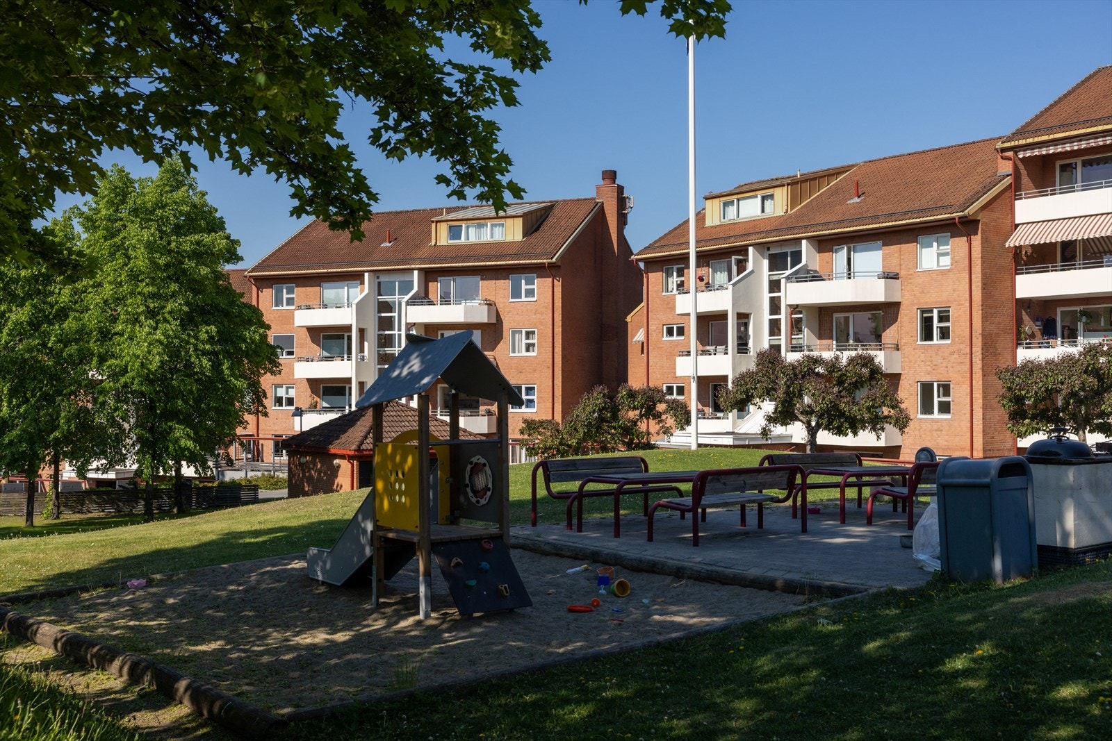 Uteområdene har stor gressplen, meget hyggelig beplantning, to lekeplasser, trampoliner og sosialt grillområde med sittebenker. Galleribilde