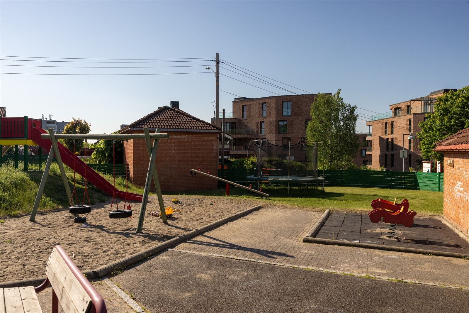 Leilighetens beliggenhet gir nærhet til alt man trenger. Her er det flotte lekemuligheter for barna, samt to trampoliner på fellesområdet. Galleribilde