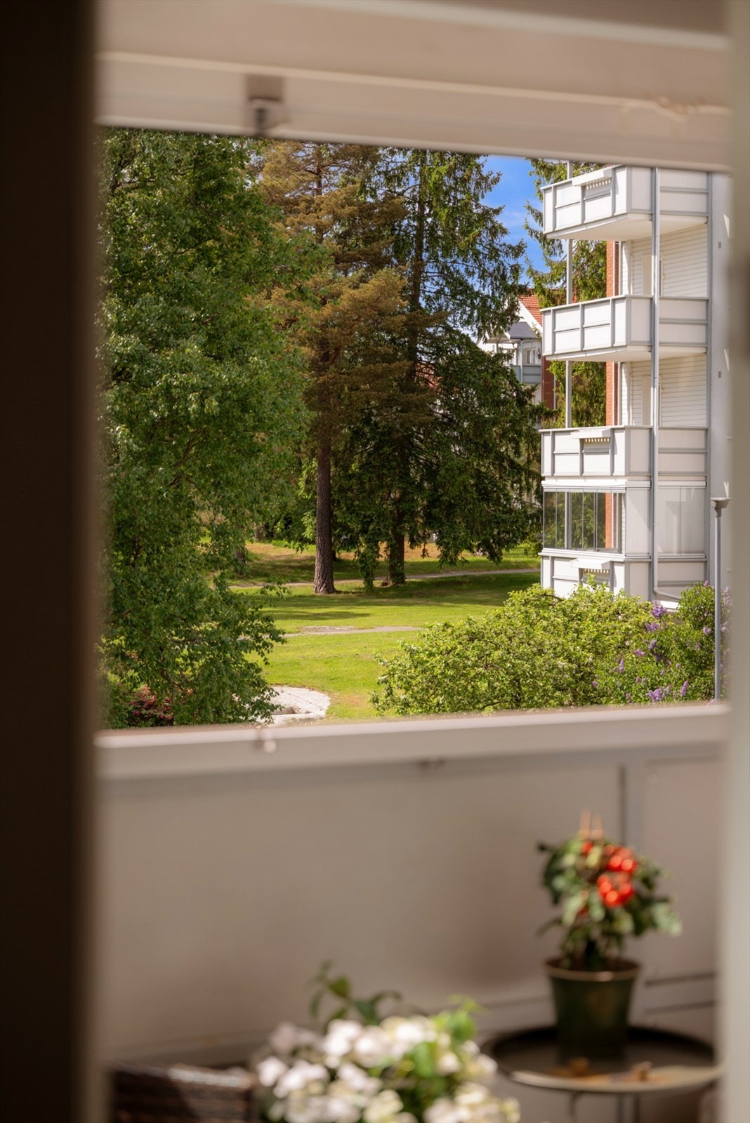 Leiligheten har en av borettslagets beste internbeliggenheter, tilbaketrukket plassert mot åpne arealer. Galleribilde