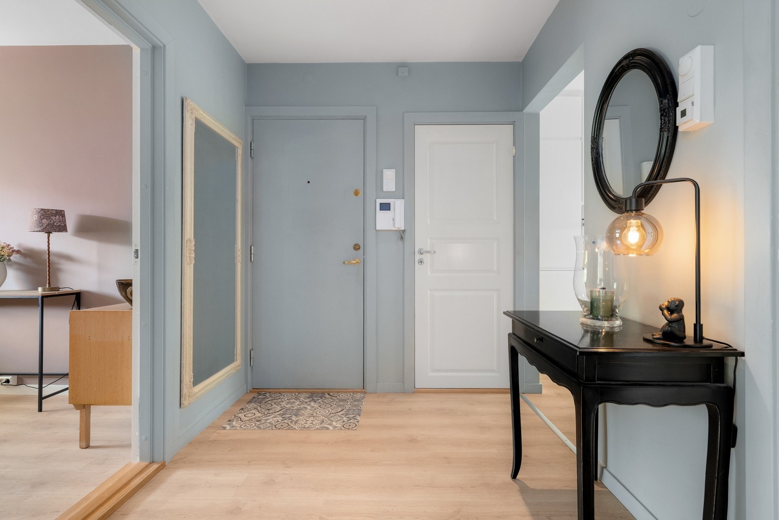 Entréen gir et hyggelig førsteinntrykk og har god plass til yttertøy og sko, i tillegg til et innvendig kott for ekstra lagring. Galleribilde
