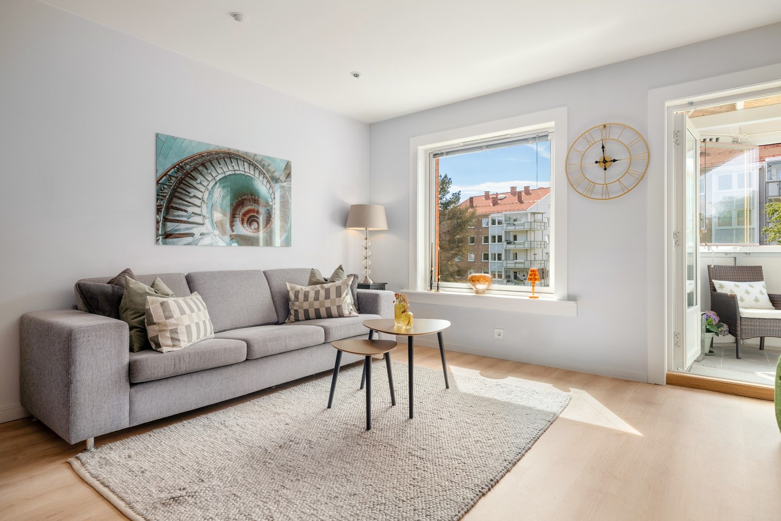 Boligen har glatte, pene overflater og moderne fargevalg og downlights belysning i stue og entré. Galleribilde