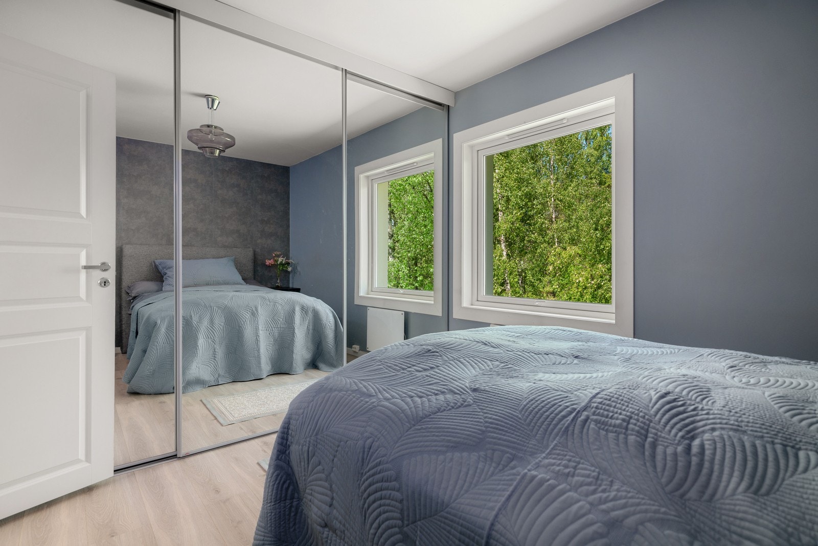 Det er montert en stor skyvedørsgarderobe som gir rikelig med oppbevaring. Galleribilde