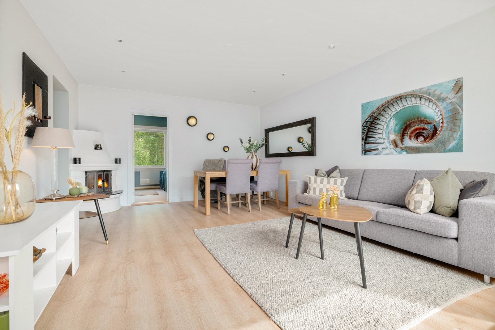 Stuens utforming gir god plass til sofagruppe, TV-møblement, spisestue og øvrig ønsket møblement. Galleribilde
