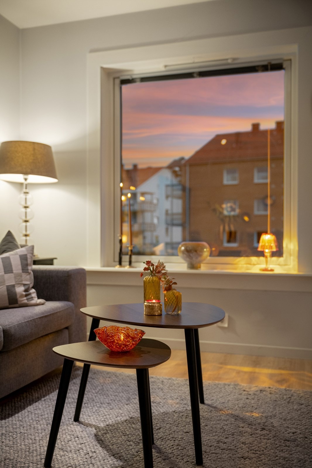 Kveldsstemning i egen stue. Galleribilde