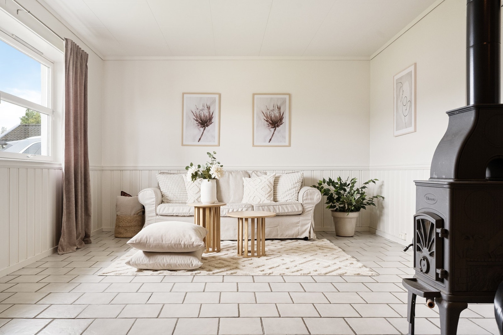 Her finner man en hyggelig stue med vedovn som skaper en lun og trivelig atmosfære. Rommet egner seg godt som TV-stue, ungdomsstue, lekerom eller et ekstra oppholdsrom for familien. Galleribilde