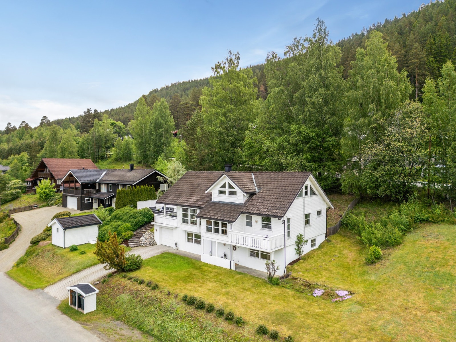 Her bor man i rolige og familievennlige omgivelser med flott utsikt, gode solforhold og kort avstand til det meste man trenger i hverdagen. Galleribilde