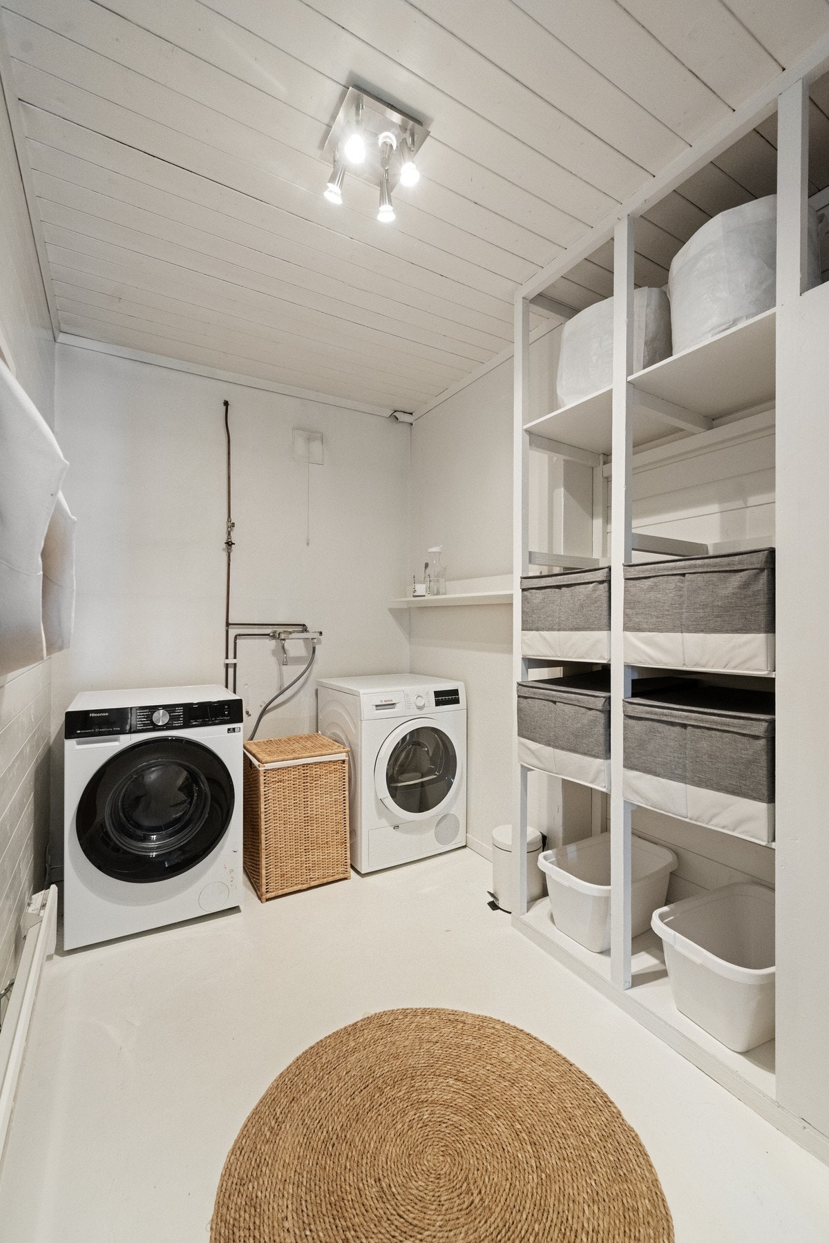 Vaskerommet har malt betonggulv, malte murvegger samt malte vegg- og himlingsflater. Her er det god plass til vaskemaskin, tørketrommel og oppbevaring knyttet til den daglige driften av boligen. Galleribilde