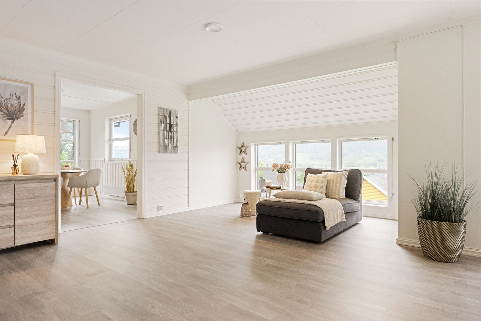 Denne boligen fremstår som et innflyttingsklart og attraktivt hjem for familien som ønsker god plass og høy bokomfort. Galleribilde