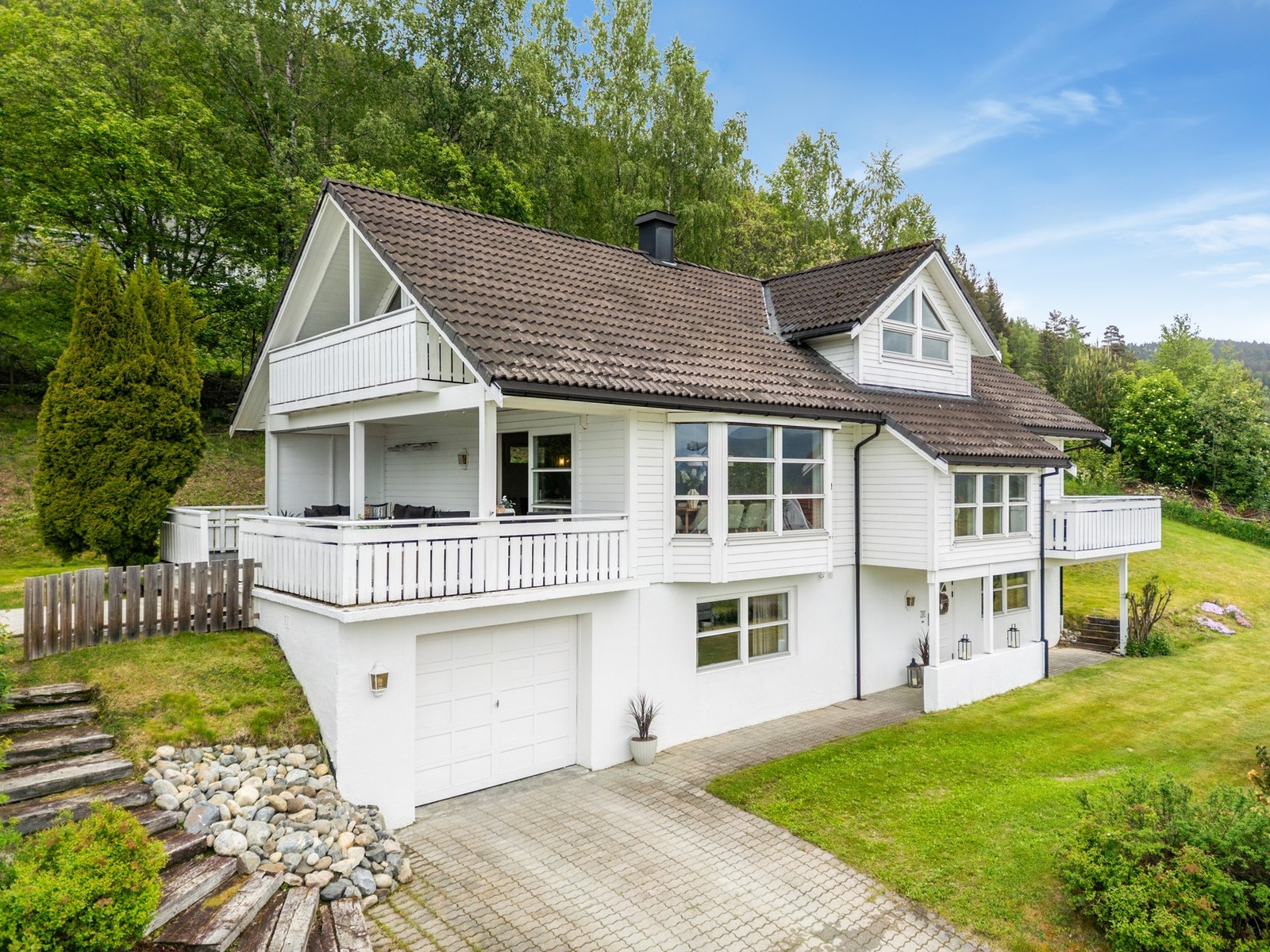 Boligen er fra 1989 med et boligareal på hele 277 m² fordelt over underetasje, hovedetasje og loftsetasje. Galleribilde