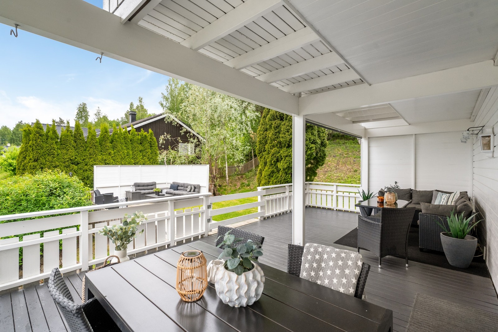 Fra stuen er det utgang til en flott terrasse på ca. 30 m², hvorav ca. 9 m² er under tak. Galleribilde