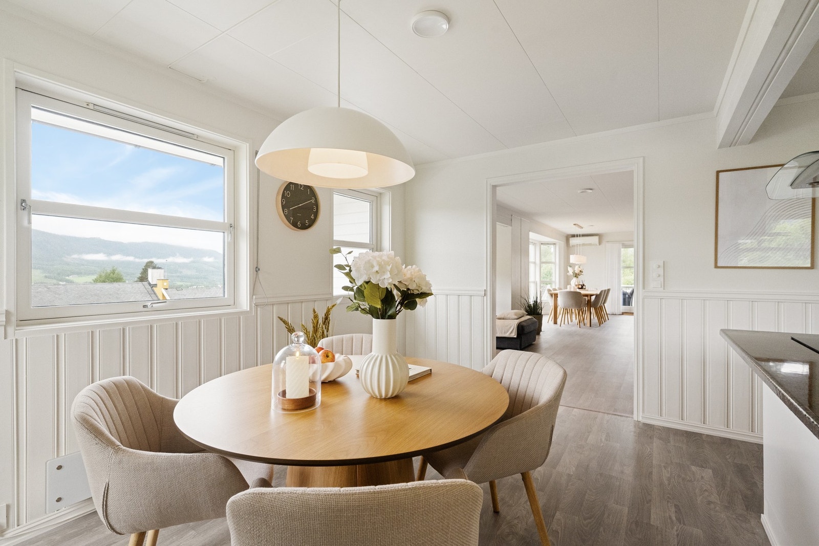 Her kan familien samles rundt frokostbordet, mens utgangen til terrassen på ca. 8 m² gjør det enkelt å flytte måltidene ut i solen på varme dager. Galleribilde