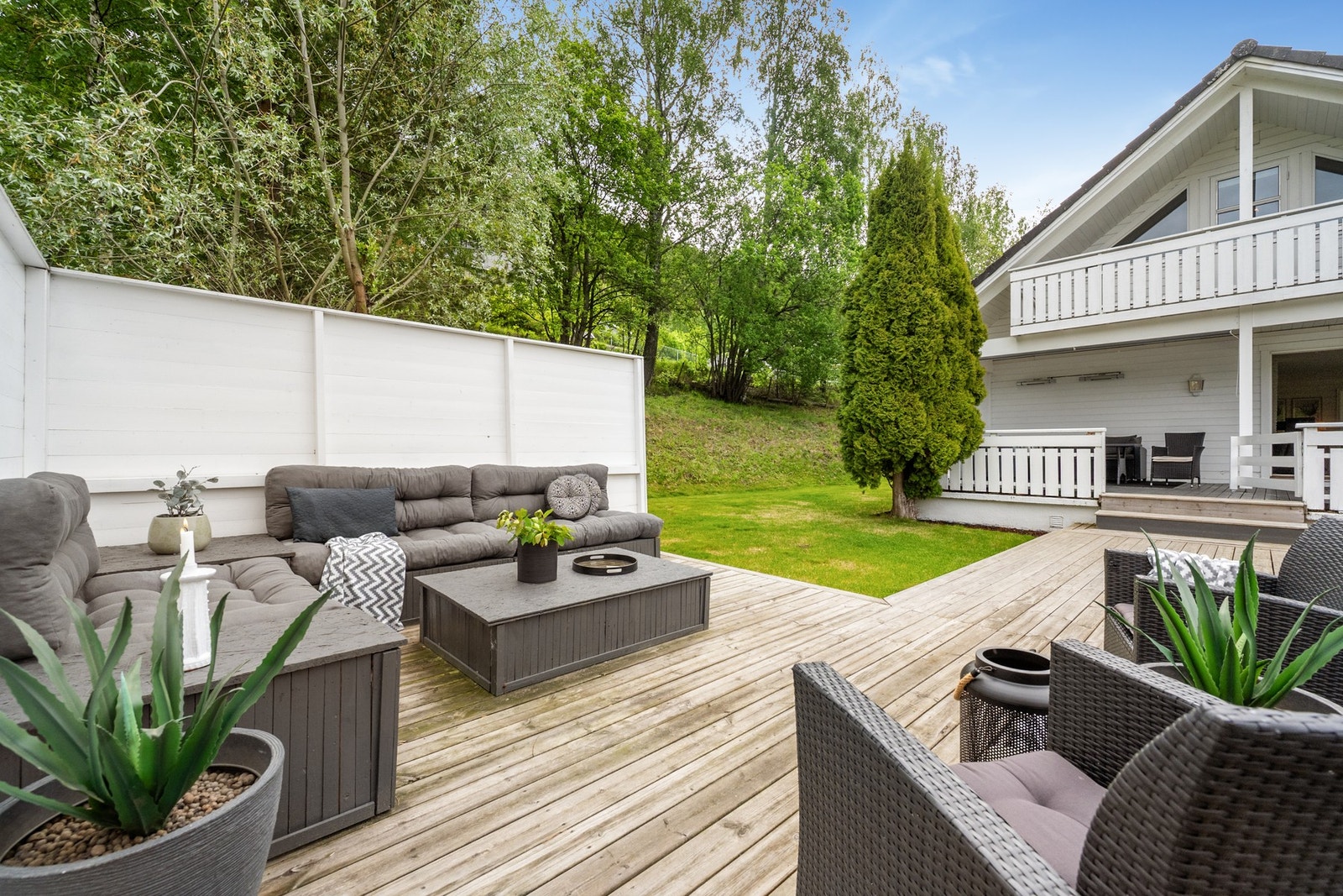Eiendommen byr på svært gode uteoppholdsarealer med flere terrasser og uteplasser som gjør det enkelt å følge solen gjennom dagen. Galleribilde