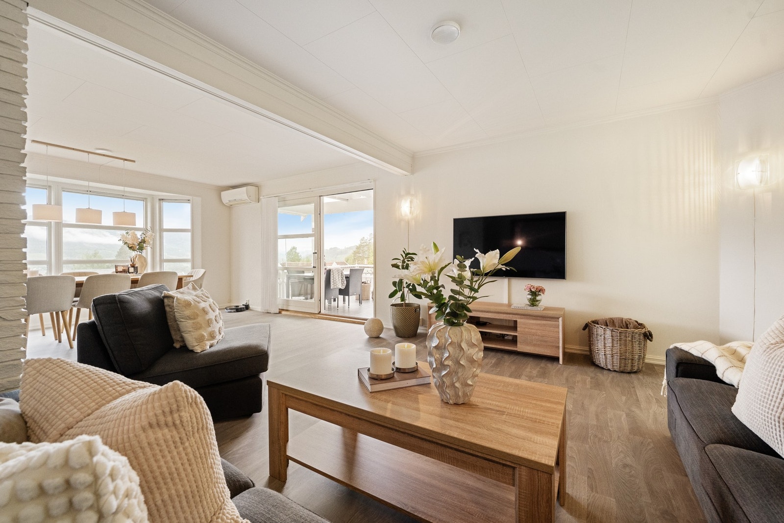 Fra stuen er det utgang til en flott terrasse på ca. 30 m², hvorav ca. 9 m² er under tak. Galleribilde