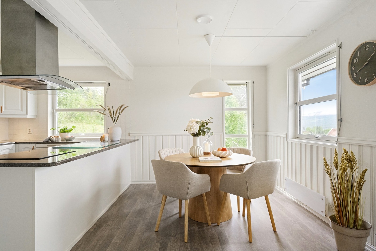 Kjøkkenet er godt utstyrt med integrert stekeovn fra 2019, keramisk platetopp fra 2020, oppvaskmaskin og ventilator med avtrekk til det fri. Galleribilde