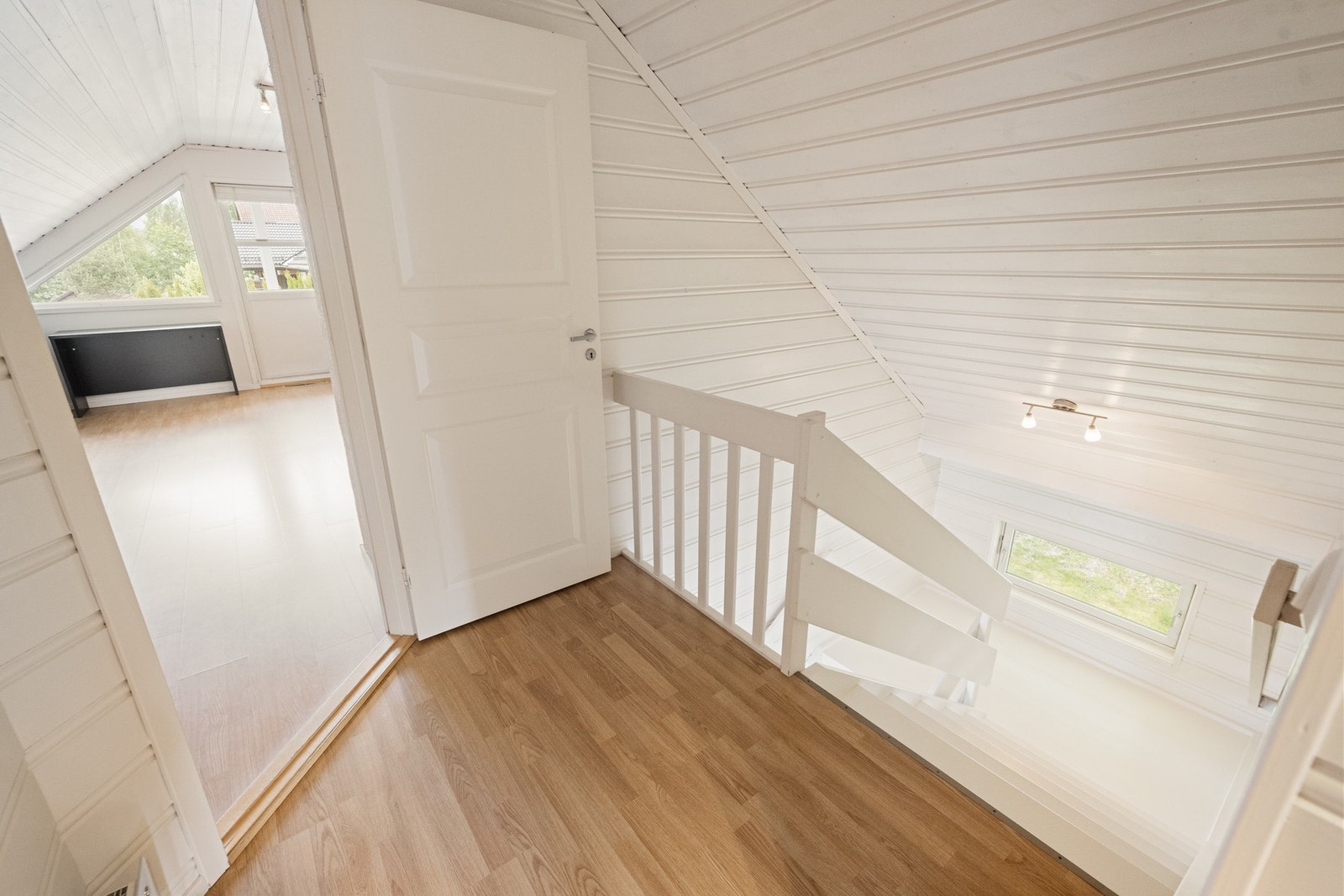 Gangarealet i loftetasjen fikk nymalte vegger og lister i 2023. Galleribilde